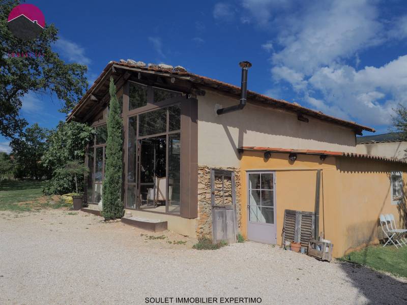 Propriété de 3 gîtes Luberon proche Gordes dépendances et grande salle de réception