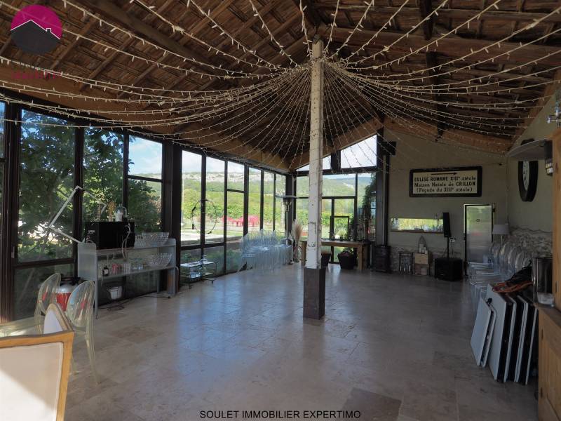 Propriété de 3 gîtes Luberon proche Gordes dépendances et grande salle de réception