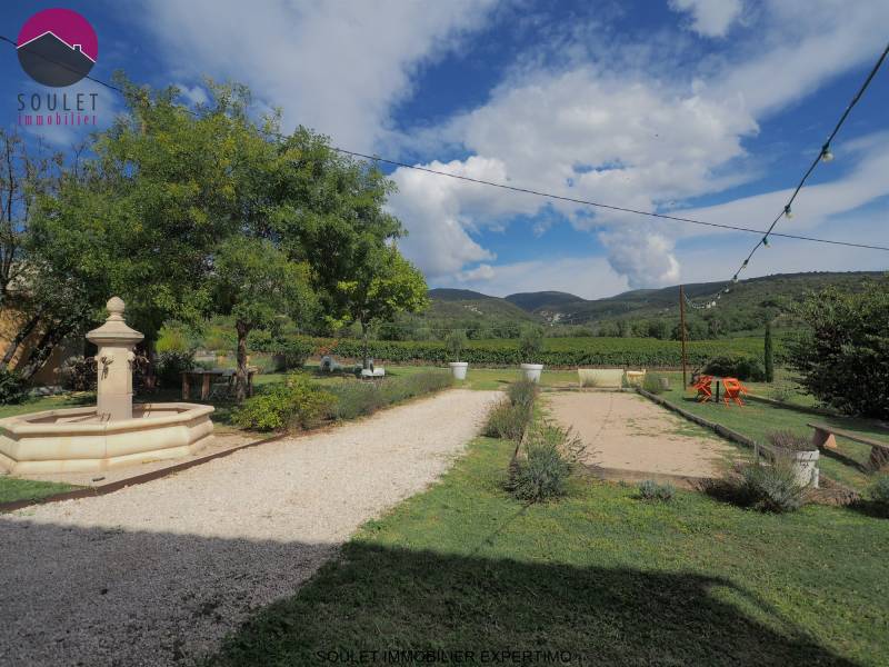 Propriété de 3 gîtes Luberon proche Gordes dépendances et grande salle de réception